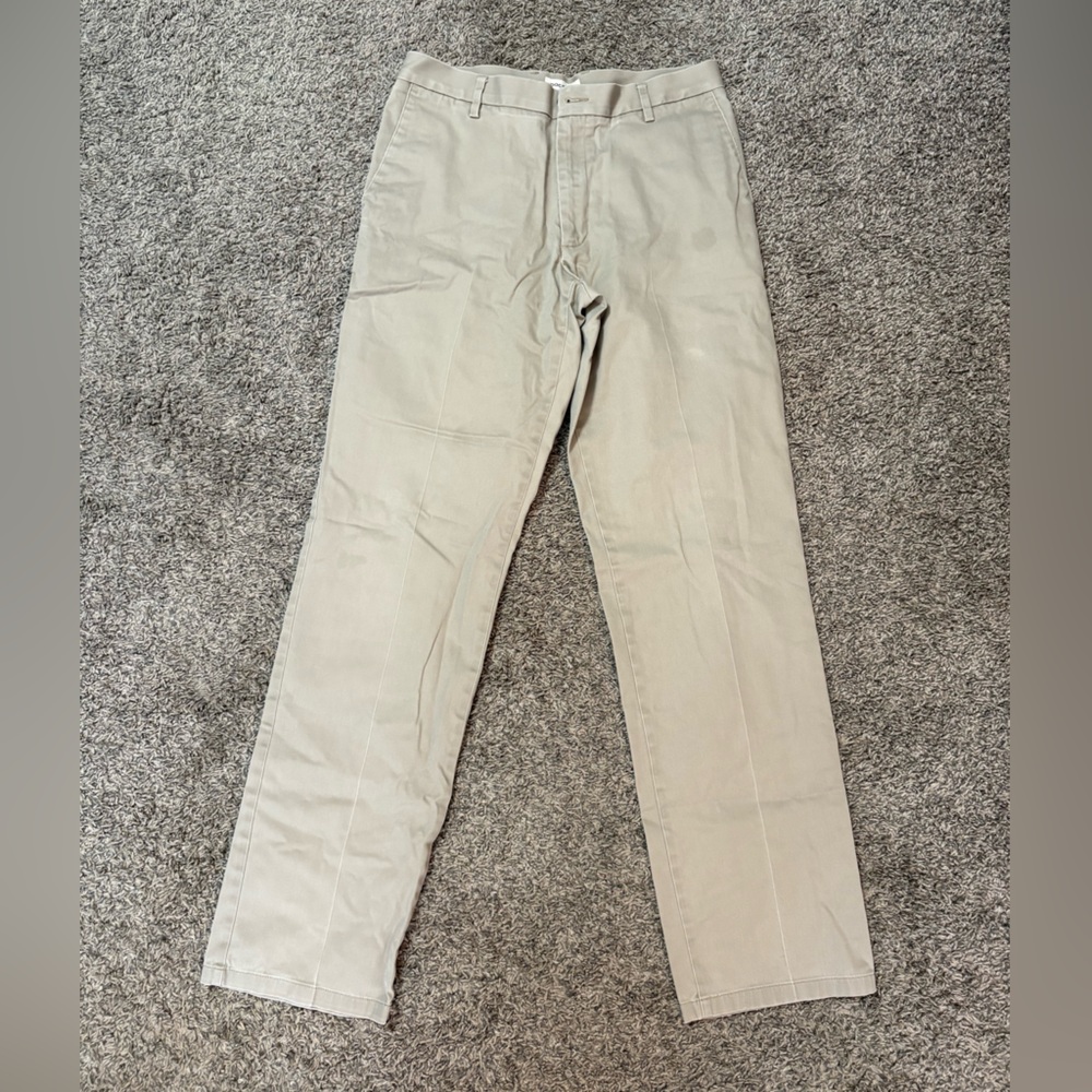 Dockers Men's Light Khaki Chinos